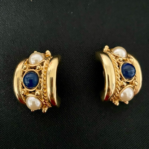 Joan Rivers faux blue and white cabachons clip on earrings - Picture 3 of 8